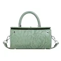 Dettaglio della borsa a cilindro verde chiaro con trama in pelle goffrata a fiori - Verde