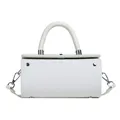 Dettaglio della borsa baguette bianca con texture floreale a rilievo e metallo argento - Bianco Sporco