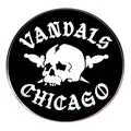 Spilla in metallo Chicago Vandals stile biker con teschio e pugnali su base nera - Club di Motociclisti (Vandals Chicago)