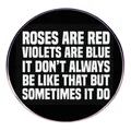 Chapa redonda de metal con frase graciosa de Roses Are Red sobre fondo negro - Cita en Inglés (No siempre es así)