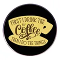 Spilla First I Drink Coffee, pin smaltata con design circolare nero e icona della tazza - Bevi Il Caffè E Poi Fai Le Cose