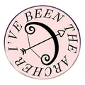 Spilla rotonda rosa con testo Archer e design a freccia a cuore per fan - Rosa (I'VE BEEN THE ARCHER)