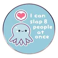 Süße blaue Oktopus-Anstecknadel mit Spruch I can slap 8 people at once auf hellem Blau - Humorvoller Cartoon Oktopus