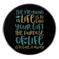Inspirierende runde Anstecknadel mit blau-goldener künstlerischer Schrift auf schwarzem Grund - Find Your Gift Stil