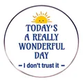 Spilla in metallo con sole dei cartoni e citazione Today's a Really Wonderful Day - Buona giornata