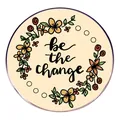 Inspirierende 'Be the Change' Brosche mit handgezeichnetem Blumenmuster aus Metall - Be The Change Blumen-Stil