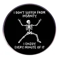Cartoon Skelett Pin mit I DON'T SUFFER FROM INSANITY Spruch auf schwarzem Metall-Abzeichen - Kein Wahnsinn Zitat (没有意识错乱)