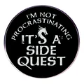Schwarzer runder Side Quest Anstecker mit Drachen und Schwert im RPG Spiel Design - Nebenquest-Stil