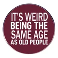 Runder Metall-Anstecker mit weinrotem Hintergrund und humorvollem Text für Senioren - Weinrot Spruch (Old People)