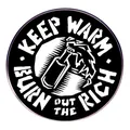 Μαύρη στρογγυλή κονκάρδα με σύνθημα Keep Warm Burn the Rich και γραφικό μολότοφ - KEEP WARM BURN THE RICH (Μείνετε Μακριά Από Τους Πλούσιους)