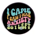 Spilla tonda con citazione 'I CAME I SAW I HAD ANXIETY SO I LEFT' su sfondo nero e fiori - Base Nera Testo Multicolore