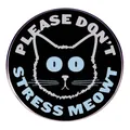 Spilla in smalto nero con faccia di gatto e slogan Please Don't Stress Meowt - Please Don't Stress Meowt (Stile Gatto Nero)