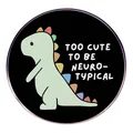 Spilla nera tonda con dinosauro arcobaleno e testo Too Cute To Be Neuro-Typical in metallo - Stile Dinosauro Too Cute To Be Neuro-Typical