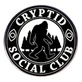 Cryptid Social Club Anstecknadel mit schwarz-weißer Bigfoot-Silhouette in Wald-Design - Bigfoot Club