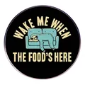 Pin's en émail paresseux avec texte Wake Me When The Food's Here sur fond noir - Style Paresseux Wake Me