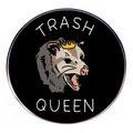 Spilla smaltata con opossum regina e corona gialla con scritta Trash Queen originale - Regina Opossum (Trash Queen)