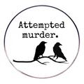 Καρφίτσα με σιλουέτα κορακιού Attempted Murder σε λευκό κυκλικό μεταλλικό σήμα αξεσουάρ - Στυλ Attempted Murder