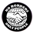 Brosche No Borders Only People mit Weltkugel und Handschlag-Motiv aus Metall - No Borders Only People