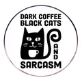 Schwarze Katze Dark Coffee Emaille-Anstecker mit sarkastischem Zitat und weißem Finish - Schwarze Katze Dark Coffee and Sarcasm Stil