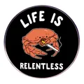 Lustige Krabben Emaille Anstecknadel mit Life is Relentless Text und Design - Rauchende Krabbe - Das Leben Wird Immer Lockerer / [produktmerkmale] Es Handelt Sich Anscheinend Um Eine Runde Emaille-anstecknadel Mit Schwarzem Hintergrund. Das Hauptmotiv Zeigt Eine Markante Orange-rote Krabbe Die Eine Brennende Zigarette Zwischen Ihren Scheren Hält. Der Text Lautet In Weißer Schrift: „life Is Relentless“.