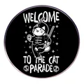 Badge Welcome To The Cat Parade en émail représentant un chat en tenue de fanfare - Welcome To The Cat Parade