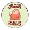 Αστεία καρφίτσα Sasquatch με μαχαίρι και κείμενο Stabsquatch σε πράσινο φόντο - Σάσκουατς με μαχαίρι