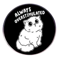 Rundes Katzen-Abzeichen mit dem Text 'Always Overstimulated' und Cartoon-Design - Schwarz-weiße Katze (Always Overstimulated)