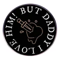 Emaille speldje met But Daddy I Love Him tekst en dolk-hart ontwerp op witte achtergrond - But Daddy I Love Him (Zwarte Ronde Stijl)