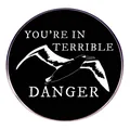 Emaille speld met meeuw en tekst 'You're in terrible danger' in zwart en wit - Je Verkeert In Groot Gevaar.
