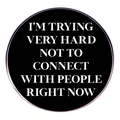 Pin redondo negro con texto blanco I'M TRYING VERY HARD NOT TO CONNECT WITH PEOPLE - Estilo Sin Conexión