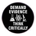 Rundes Emaille-Abzeichen Demand Evidence Think Critically mit Wissenschaftsmotiven - Kritisches Denken