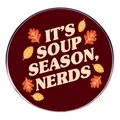 Runder Emaille-Pin mit It's Soup Season Nerds Text und Herbstlaub auf bordeauxrot - Soup Season