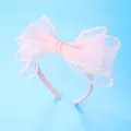 Diadema rosa con lazo de organza y perlas para niñas sobre fondo azul claro - Diadema de Lazo con Perla