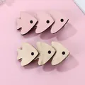 Detail of glittery fish-shaped hair clips in pink and gold with textured faux leather - Goldfish Style / 2-Piece Set