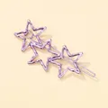 Détail de trois pinces à cheveux en forme d'étoile violette avec finition métallique - Violet