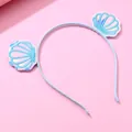 Cerchietto per bambini celeste con paillettes a conchiglia ricamate su sfondo rosa - Cerchietto Conchiglia Blu