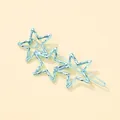 Détail d'une barrette en métal bleu clair avec trois formes d'étoiles creuses - Bleu
