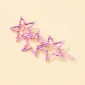 Détail d'une pince à cheveux à trois étoiles évidées rose métallique texturé - Rose