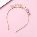 Dettaglio cerchietto BIRTHDAY GIRL con lettere smaltate colorate su metallo dorato - Oro