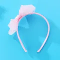 Rosa Haarreif mit Netzschleife und Perlen für Mädchen auf leuchtend blauem Hintergrund - Schleifenstil / Rosa