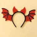 Dettaglio del cerchietto di Halloween con corna da diavolo rosse e ali di pipistrello - Cerchietto Pipistrello Arancione