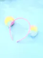 Gros plan d'un serre-tête pour enfants avec pompons en peluche dégradés arc-en-ciel - Dégradé Coloré (Monture Rose)