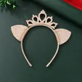 Detail van een goudkleurige glitter haarband met kattenoren en kroon op feestelijke decor - Gouden Kroon Haarband