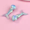 Détail de barrettes queue de sirène lumineuses avec écailles irisées et perles blanches - Bleu Lumineux