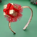 Détail d'un serre-tête de Noël avec boîte cadeau à paillettes dorées et dentelle rouge - Doré