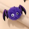 Detail von lila Plüsch-Halloween-Haarspange mit Fledermausflügeln und Kulleraugen - Eulen-Haarspange