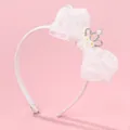 Détail de serre-tête avec nœud en organza, couronne de perles et marguerites filles - Blanc