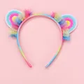 Détail de volants en tulle arc-en-ciel à paillettes sur un serre-tête oreilles de chat - Oreilles de Chat Arc-en-ciel