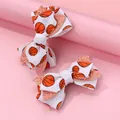 Détail de pinces à cheveux basketball avec paillettes oranges sur fond rose - Barrette Nœud Basket