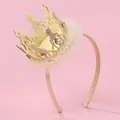 Gros plan d'un serre-tête couronne dorée à paillettes avec strass et froufrous en tulle - Serre-tête Couronne Dentelle